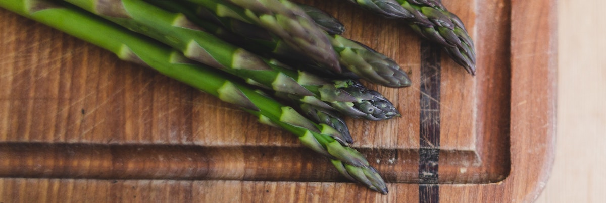 asparagus on cutting board