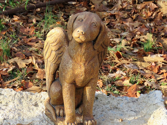 A dog statue memorial