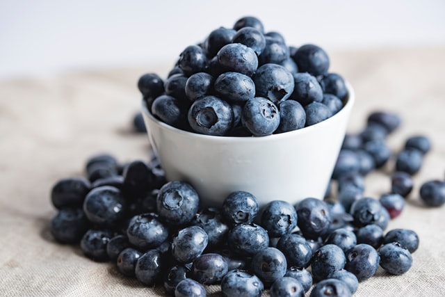 A bowl of.blueberries
